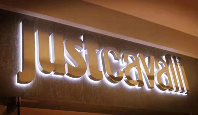 門頭招牌制作，巨匠與同行的價格差異化——【巨匠標(biāo)識，標(biāo)識制作廠家】