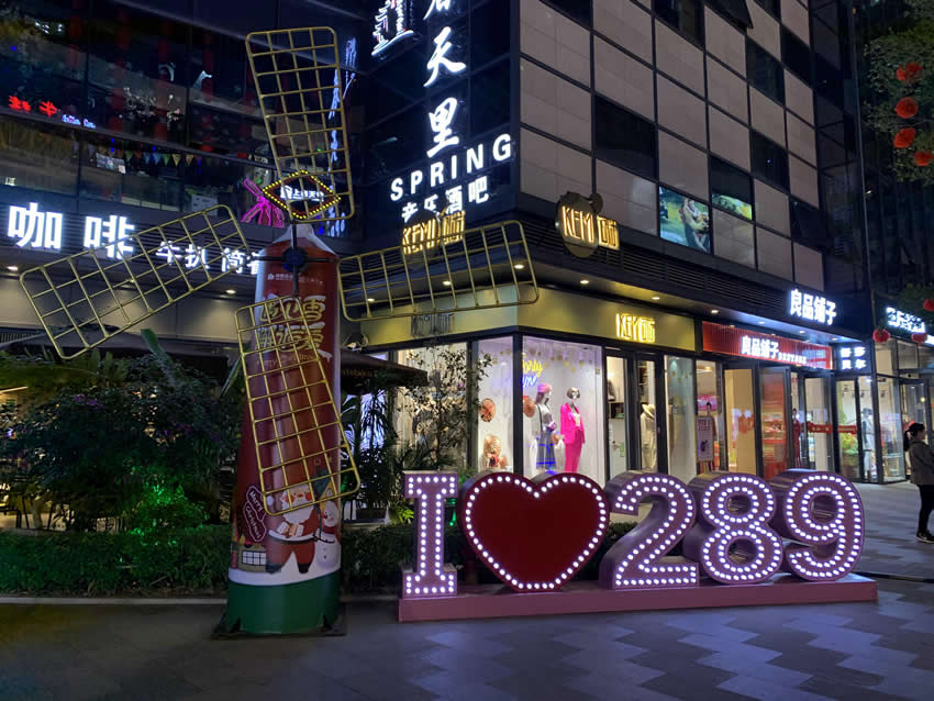 商場(chǎng)戶外廣告牌制作價(jià)格是多少？--【巨匠標(biāo)識(shí)，標(biāo)識(shí)制作廠家】